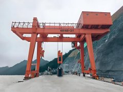 竖井龙门吊用于新能源和矿产领域的开采